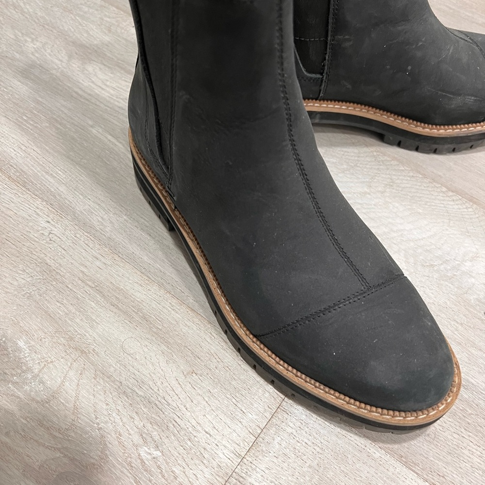 Toms Black Chelsea Lug Sole Boots with Tan Trim - Picture 4 of 5
